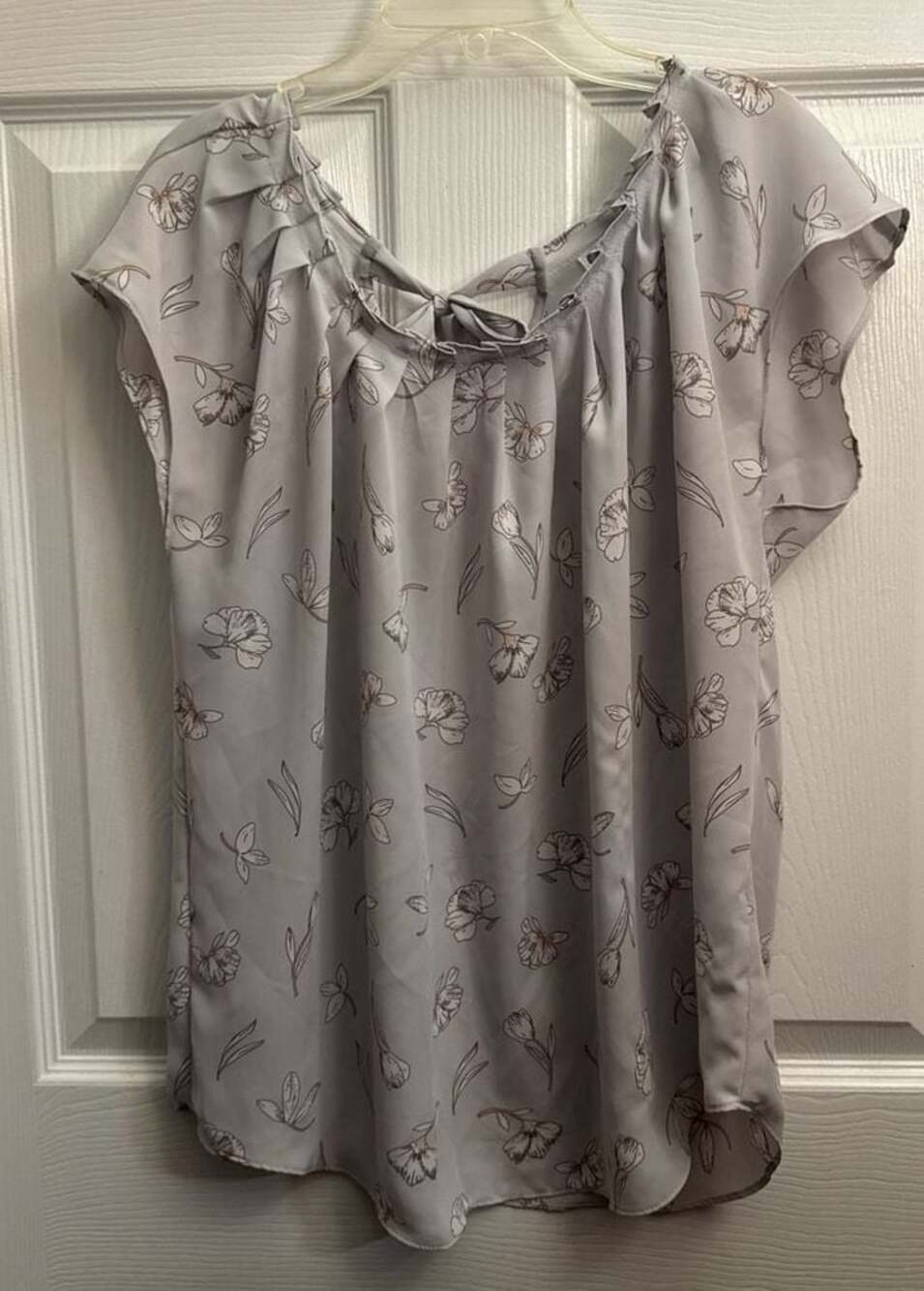 LC Lauren Conrad Floral Flutter Sleeve Pleated Neck Blouse Size L